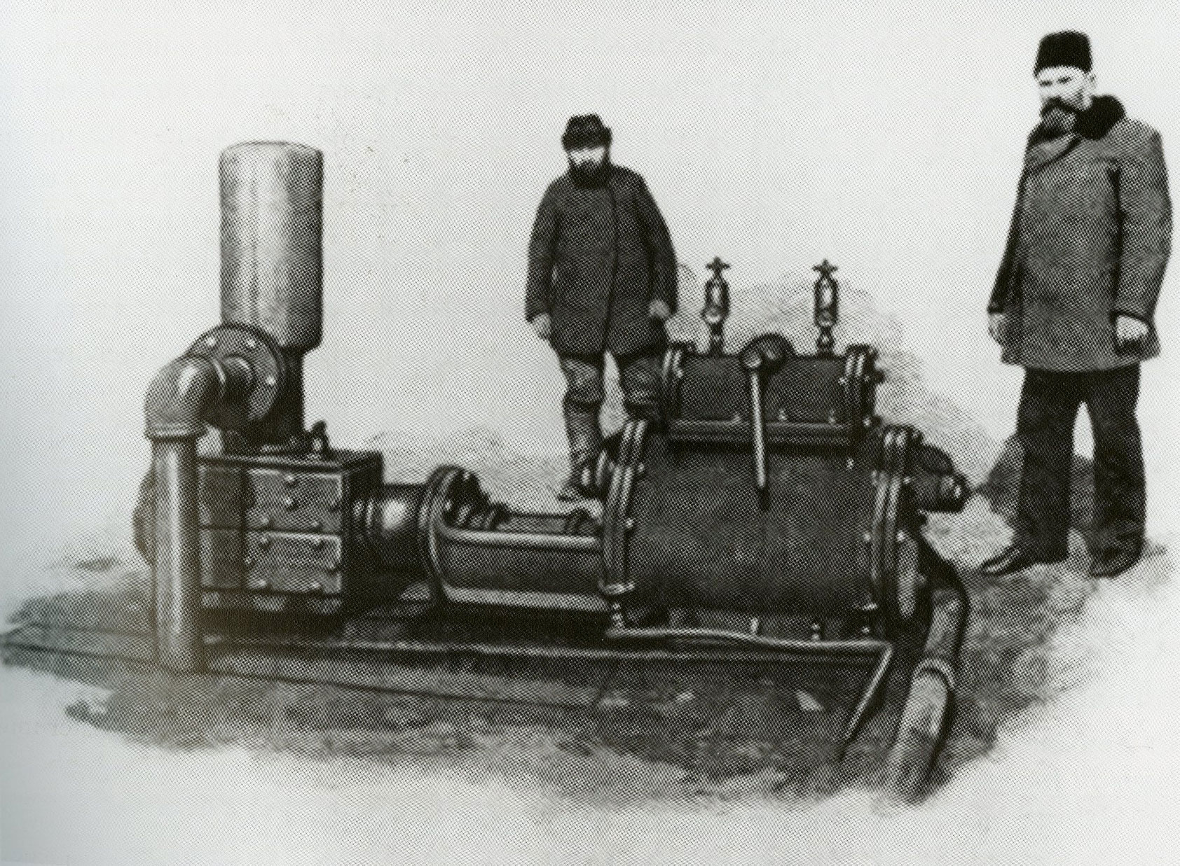 Ludvig Nobel, to the right in the picture, and the oil pump he constructed. The construction was made although the authorities of Baku had voted against pipelines in the city.