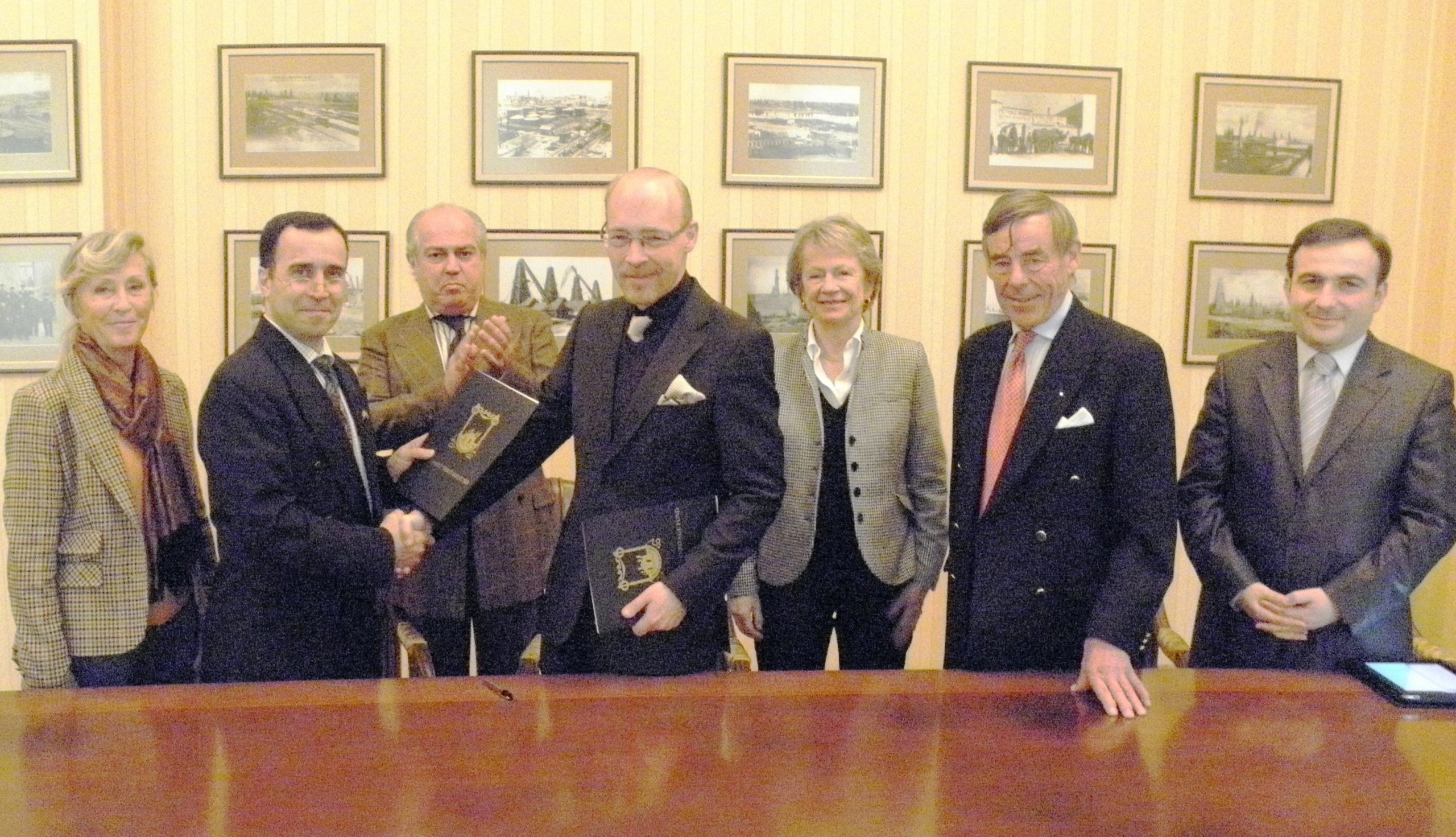 Signing the grant agreement in Villa Petrolea: Philip Nobel (centre), founder of Nobel International Fraternity, shaking the hand of Bahram Atabeyli, Director of the Public Union for Azerbaijani-Scandinavian Cooperation, in the company of Togrul Bagirov and Irene (far left), Anna and Nils Oleinikoff. Far right: Bakhtiyar Aslanbeyli. Photo: Baku Nobel Heritage Fund.