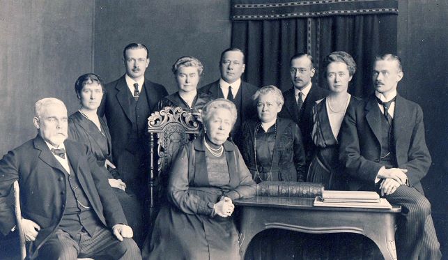 The Nobel family gathered in Stockholm in January 1919, after their flight from Russia. Edla surrounded by Emanuel, Ingrid, Emil, Anna, Lullu, Mina, Gösta, Marta and Rolf.
