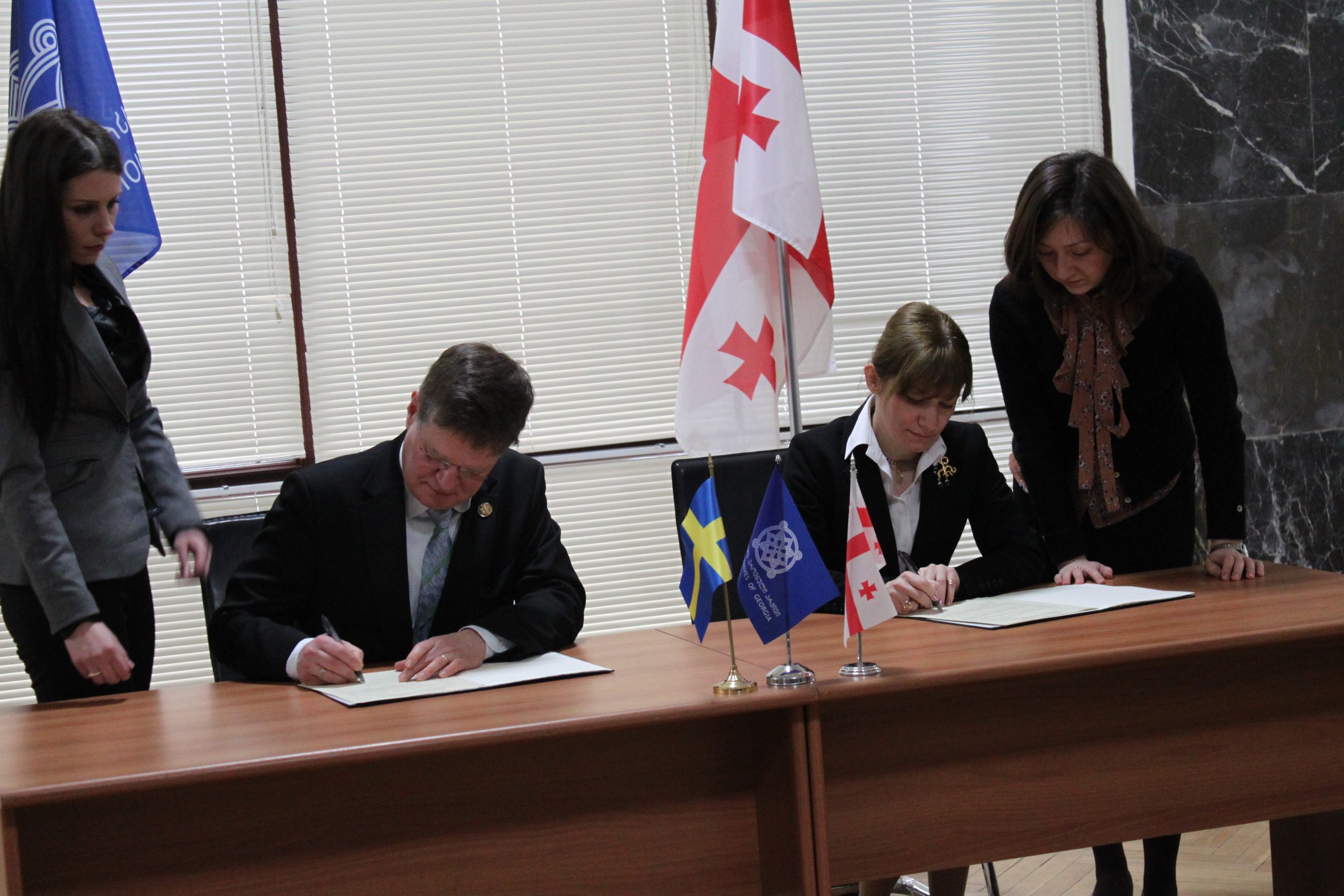 Preliminary Agreement for the Branobel History project is signed in Tbilisi. Mr. Alexander Husebye (left), CEO of Centre for Business History in Stockholm, and Dr. Teona Iashvili (right), Director General of the National Archives of Georgia. Photo: National Archives of Georgia.
