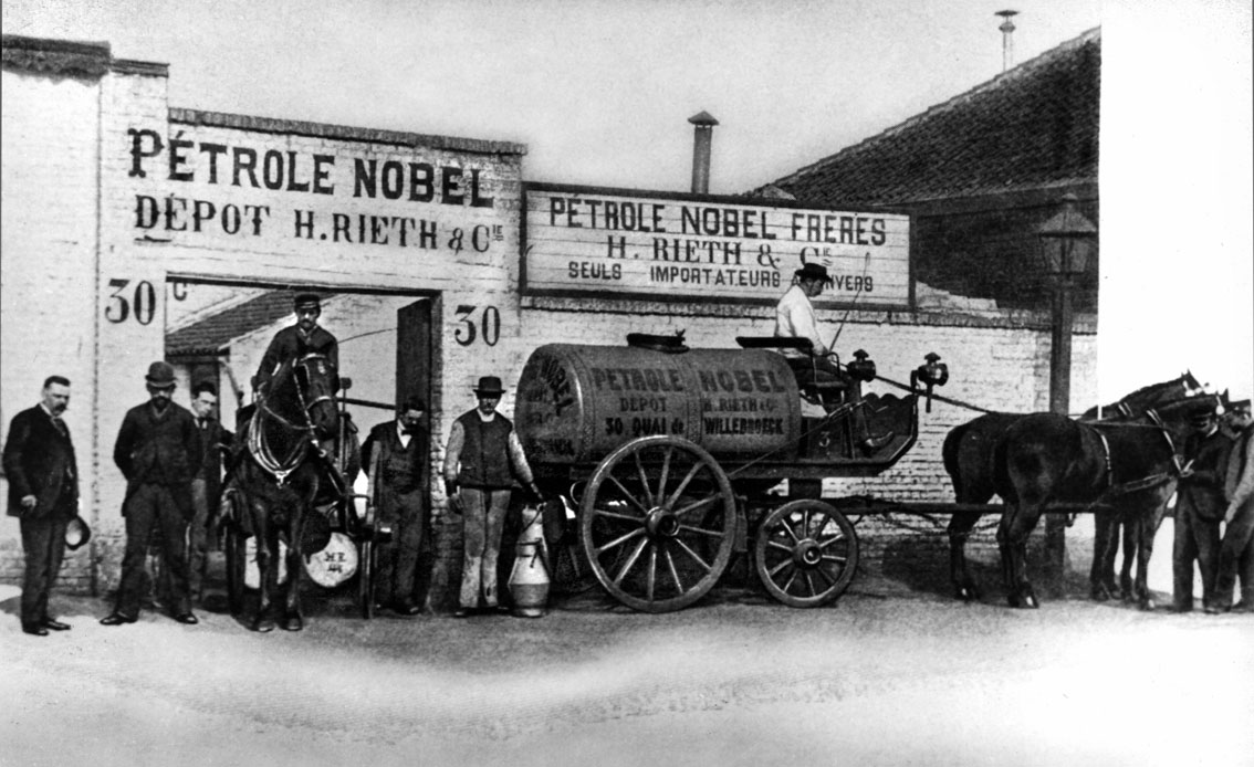 The lack of railway services between Baku and Western Europe made it difficult for Branobel’s products to reach the European market. For a long time, the horse and cart were used for transport, as illustrated by the photo from Brussels.