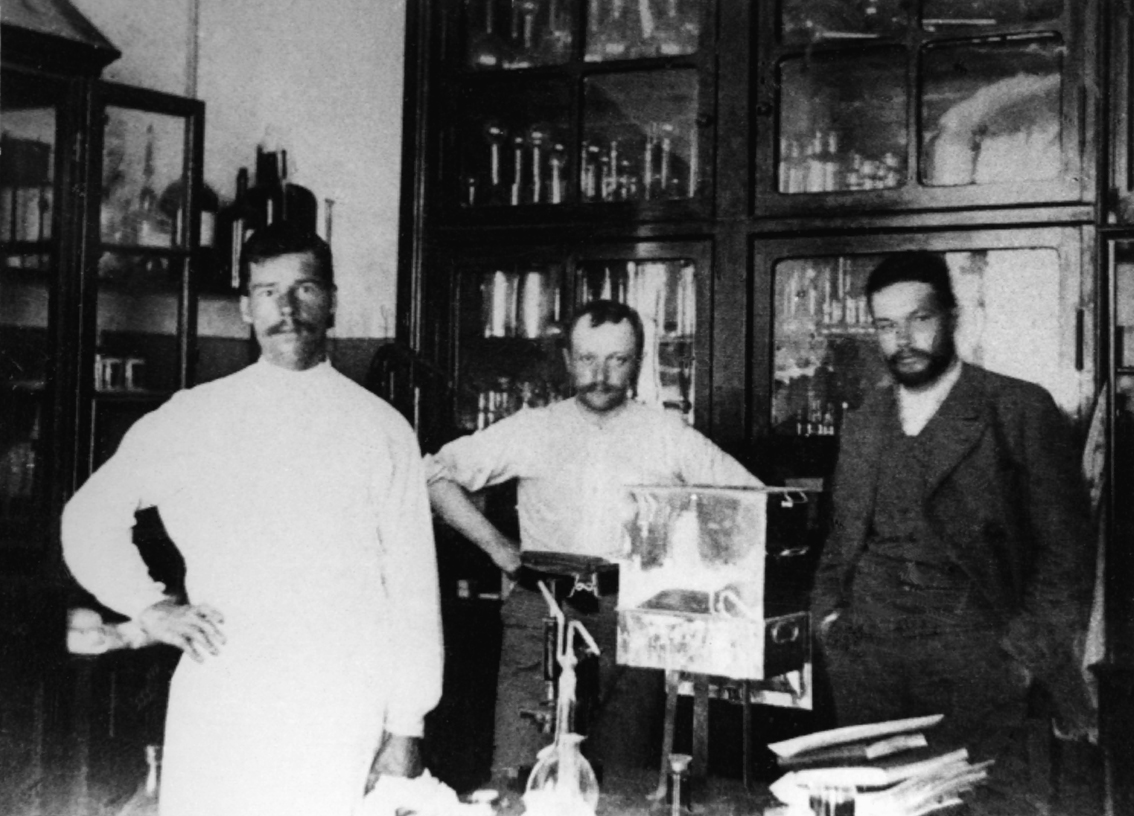 The doctors Blackstein from the USA and Schoubenko from Russia were employed by Emanuel Nobel when cholera broke out in Baku. Here, with an unknown colleague on the left.