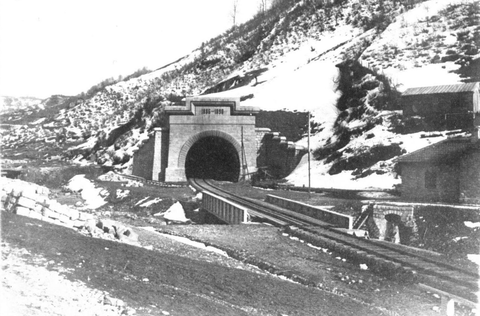 A tunnel had to be built through the Suram Pass to make it easier for the heavy tank wagons to go through the Caucasus Mountains. It is unclear exactly how the tunnel was built, but Alfred Nobel’s dynamite, for which Carl Nobel was an agent, may have been used.