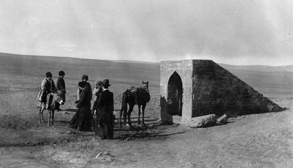 The water well in the middle of the desert landscape outside Baku symbolize the days when Absheron still was relatively sparsely populated with a long distances between villages and without fixed routes.
