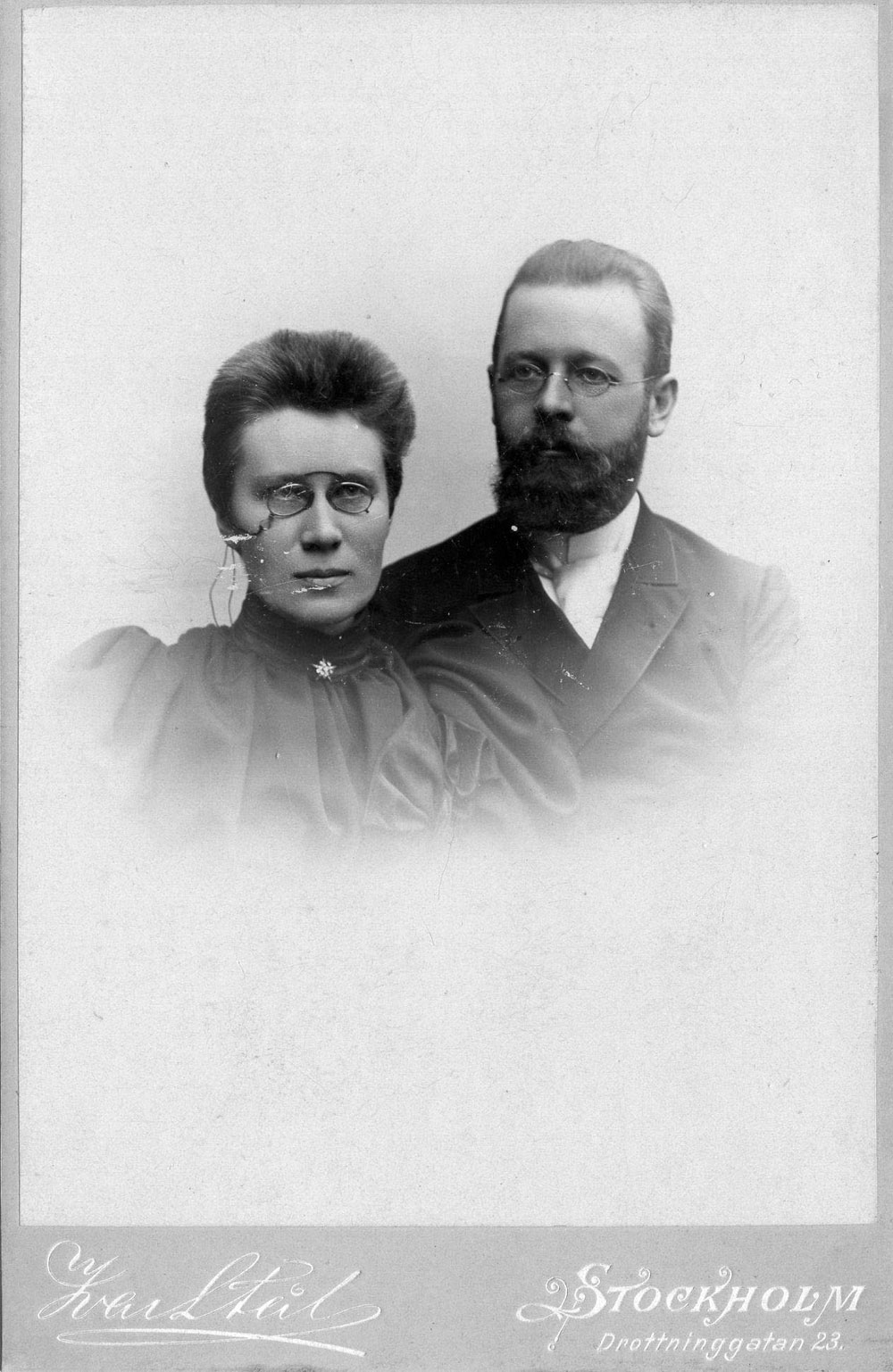 Wilhelm Hagelin and his wife Hilda Hagelin portrayed around 1900 in St. Petersburg.