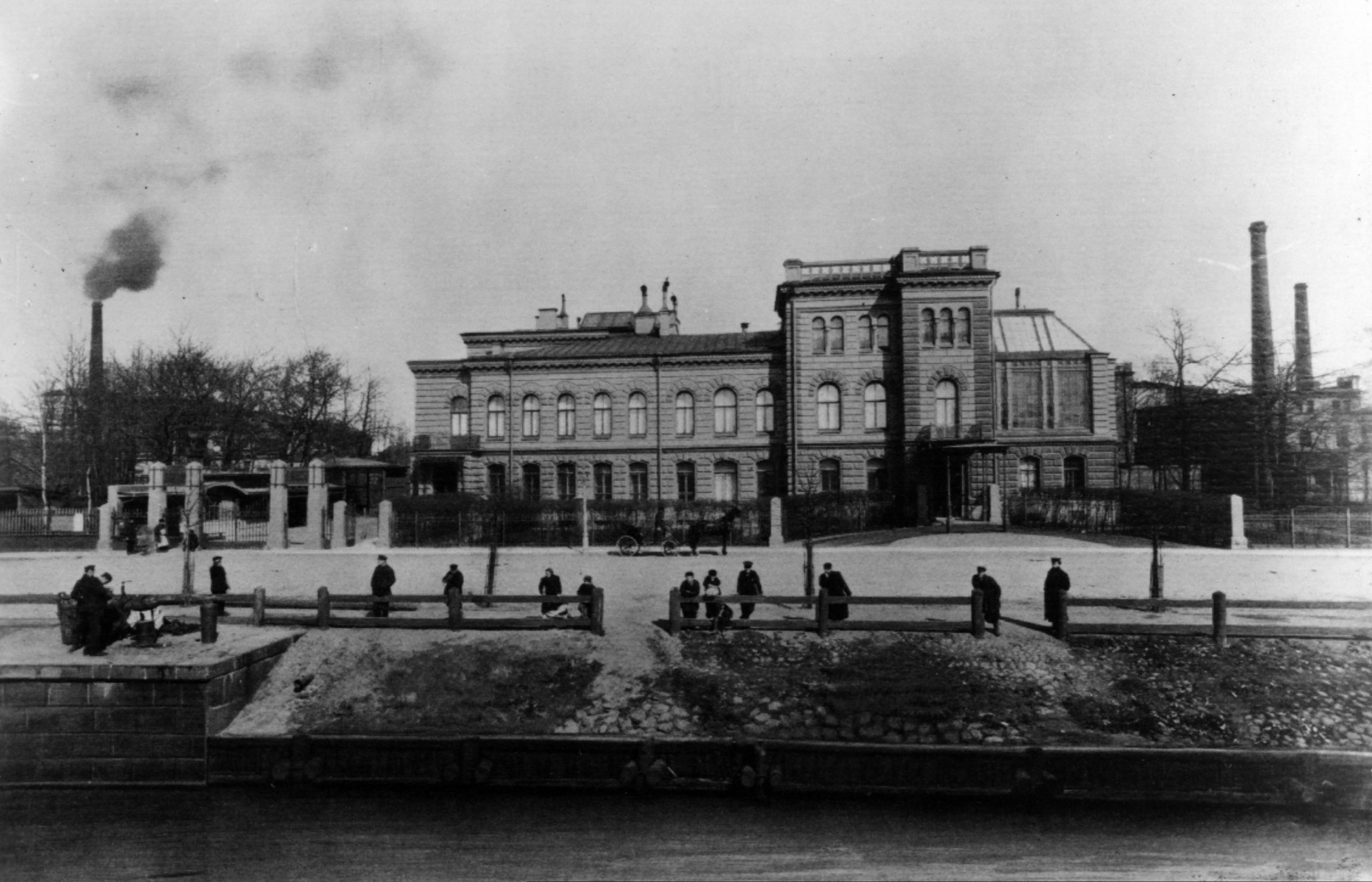 The Engineering Works of Ludvig Nobel in St Petersburg initially primarily produced arms, but the production of working machines like lathes, planing-machines, hydraulic presses and steam hammers continued during the 1870s.
