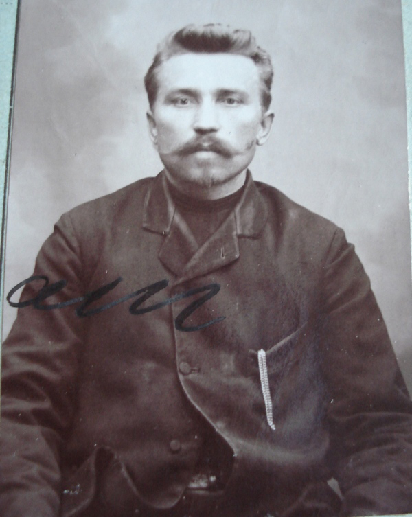 Another worker at the Baku oil fields was the russian Osin Avgustovich Zguminas, born in the village Chidzun.
