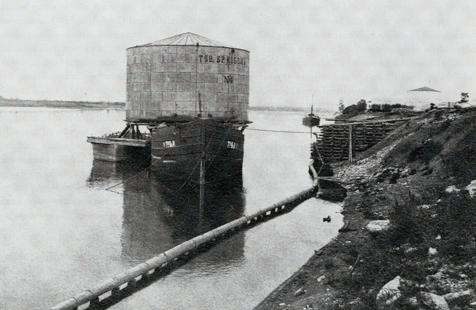 Нефтепровод баку батуми шухов шухова. Нефтепровод в баку 19 век. Нефтепрово́д балаханы — черный город. Добыча нефти баку 20 век. Нефтяная вышка балаханы.